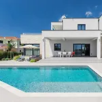 Anni Villa *