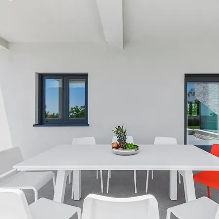 Anni Вилла Пореч